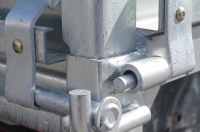 easy-remove-dropside-mesh-pillar-system